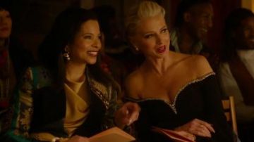 Noir Hors de L'Épaule en Haut porté par Gloria Grandbilt (Katherine LaNasa) à Katy Keene Saison 1 Épisode 13
