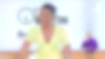 La robe col v manches courtes fleurie en soie jaune de Johanna Ghiglia dans Télématin