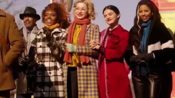 Plaid Manteau porté par le Poivre Smith (Julia Chan) en Katy Keene Saison 1 Épisode 13