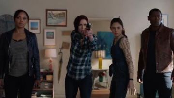 Camiseta de cuello de tripulación a rayas usada por Nia Nal (Nicole Maines) en Supergirl Temporada 5 Episodio 19