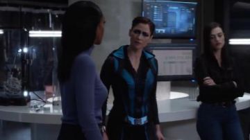 Suéter azul de cuello de tortuga usado por Kelly Olsen (Azie Tesfai) en Supergirl Temporada 5 Episodio 19
