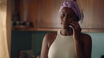 Camiseta sin mangas acanalada blanca usada por Issa Dee (Issa Rae) en Insecure Temporada 4 Episodio 6