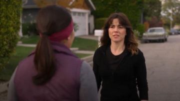 Camiseta negra de manga corta usada por Judy Hale (Linda Cardellini) en Dead to Me Temporada Temporada 2 Episodio 10 