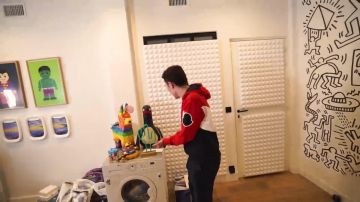 The part airplane porthole of HugoPosay in his video scavenger HUNT : HE HAS SENT Me TO The OTHER END OF FRANCE *revenge* 