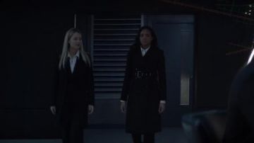 Abrigo negro con cinturón usado por Sophie Moore (Meagan Tandy) en Batwoman Temporada 1 Episodio 20