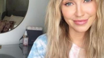 Tie Dye Tee porté par Kaitlyn Bristowe dans La Bachelorette