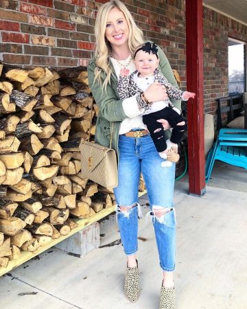 En détresse Slim Straight Jeans de Kelssey Layton sur l'Instagram account @kelsslayt