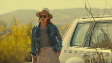 Gris Crew Neck Pocket T-Shirt porté par Zoe Walker (Laura Haddock) dans les Lignes Blanches de la Saison 1 Épisode 1