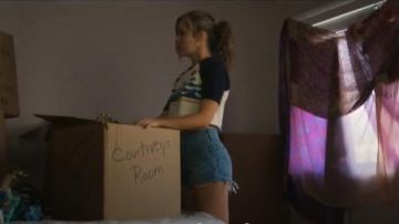 Pantalones cortos de mezclilla azul usados por Courtney Whitmore (Brec Bassinger) en Stargirl Temporada 1 Episodio 1