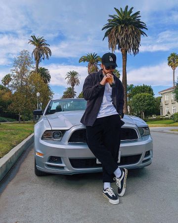 La gorra negra esencial New Era 9Forty usada por Charles en su cuenta de Instagram @charles_uwg