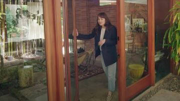 Zapatos de zapatillas Gucci usados por Dakota Johnson en Inside Dakota Johnson's Serene Hollywood Home | Abrir puerta | Resumen arquitectónico