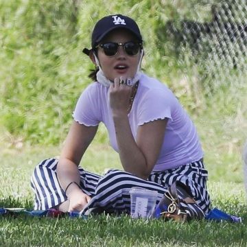 Les bras D'Eve Boca Or de l'Empilement de la Chaîne de Collier porté par Lucy Hale Los Angeles le 16 Mai 2020