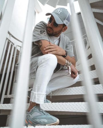 La gorra gris de la Nueva Era de los Yankees de Nueva York que usó Charles en su cuenta de Instagram @charles_uwg