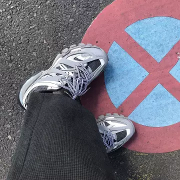 La paire de baskets Balenciaga Track Grey portée par Alex aka La routine YT sur son compte Instagram @laroutineyt