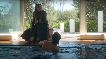 The black long gown with lace Lu (Danna Paola) in Elite (S02E05)