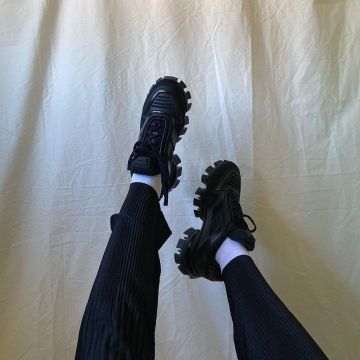 Les sneakers Prada Coudbust de Luke sur son compte Instagram @lukebhuby