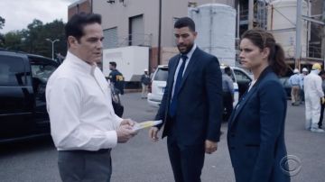 Blazer azul de espiga usado por la agente especial Maggie Bell (Missy Peregrym) en la temporada 1 del FBI episodio 5
