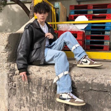 La pareja de Nike Travis Scott AJ1 de Yungbenjv en su cuenta de Instagram @yungbenjv_