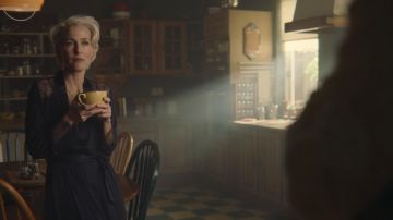 Vestido de nuisette azul marino de Jean (Gillian Anderson) en Sex Education S01E07