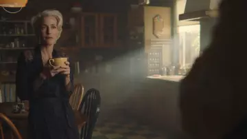 Le robe de chambre nuisette bleu marine de Jean (Gillian Anderson) dans Sex Education S01E07