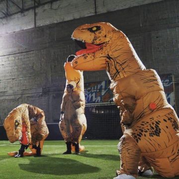 The disguise of a T-rex carried by Vodka on his account Instagram @vodkirl