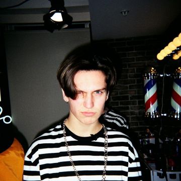 The t-shirt-striped black-and-white worn by Chase Hudson on his account Instagram @lilhuddy