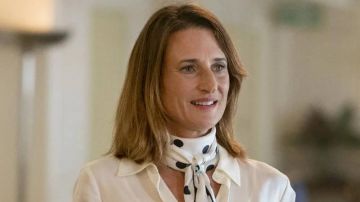 Polka dot écharpe en soie porté par Hélène (Camille Cottin) dans le Meurtre de Veille (S03E06)