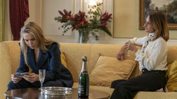 Le pantalon taille haute porté par Hélène (Camille Cottin) dans Killing Eve (S03E06)