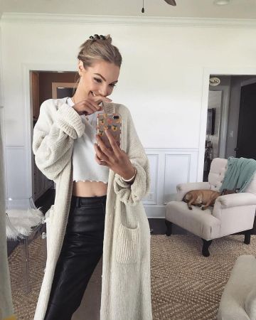 El largo chaleco blanco que luce Sandréa en su cuenta de Instagram @sandrea26france