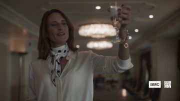 Le bracelet doré porté par Hélène (Camille Cottin) dans Killing Eve (S03E06)