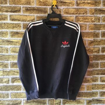 La sudadera azul oscuro Adidas Originals en la cuenta de Instagram de @11bundle_store