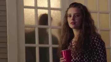 La haut à motifs porté par Hannah Baker (Katherine Langford) dans 13 Reasons Why (S01E01)