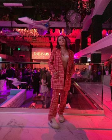 El blazer de cuadros rojos Fifth Label usado por Hannah Zeile en su cuenta de Instagram @hannahzeilexo