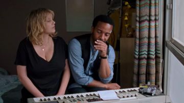 La camiseta negra de Maja (Joanna Kulig) en The Eddy (S01E01)