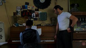 La delgada camiseta blanca de Farid (Tahar Rahim) en The Eddy (S01E01)