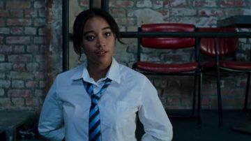 La camisa blanca de Julie (Amandla Stenberg) en The Eddy (S01E02)