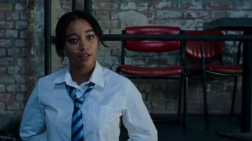 Corbata a rayas de Julie (Amandla Stenberg) en The Eddy (S01E02)