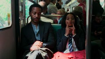 El blazer negro usado por Elliot Udo (Andre Holland) en The Eddy (S01E02)
