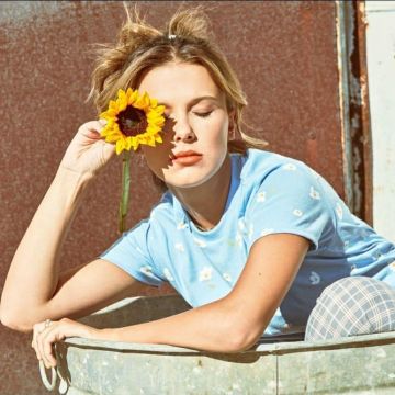 The t-shirt with printed daisy worn by Millie Bobby Brown on his account Instagram @milliebobbybrown