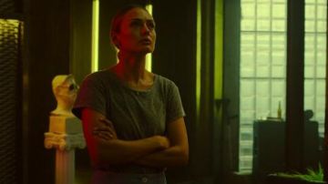 Grey Ribbed Crew­neck T-Shirt worn by Zoe Walker (Laura Haddock) in White Lines Season 1 Episode 3