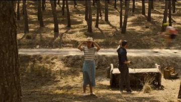 White Au­then­tic Sneak­er worn by Zoe Walker (Laura Haddock) in White Lines Season 1 Episode 3