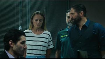 Striped Crew­neck Tee worn by Zoe Walker (Laura Haddock) in White Lines Season 1 Episode 3