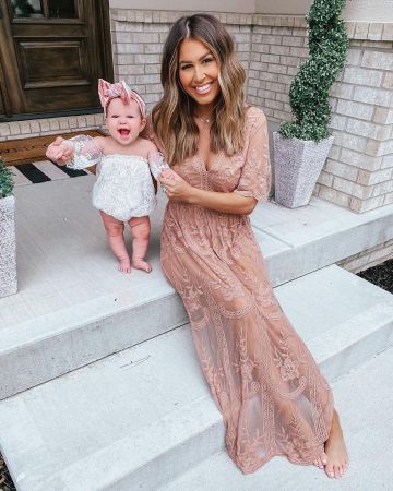 Encaje Romper Maxi de Hollie Woodward en la cuenta de Instagram @holliewdwrd