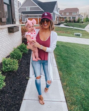 Wash Distressed Crop Jeans de Hollie Woodward en la cuenta de Instagram @holliewdwrd