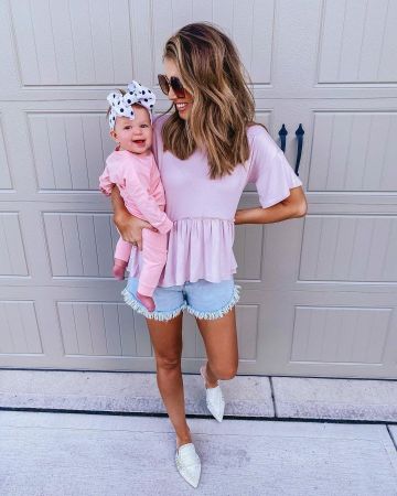 Ruf­fle Sleeve Pe­plum Top of Hollie Woodward on the Instagram account @holliewdwrd