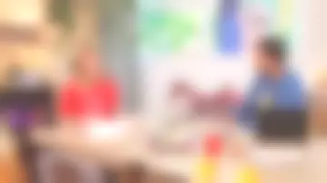 Sudadera roja de Agathe Lecaron en La maison des maternelles