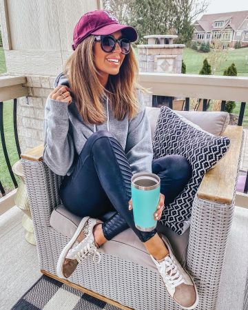 Cropped Hood­ie of Hollie Woodward on the Instagram account @holliewdwrd