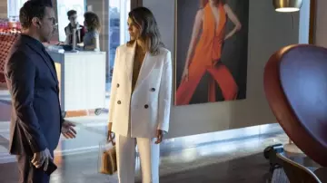 Shirley PVC & Croc-Em­bossed Leather Tote worn by Noa Hamilton (Nathalie Kelley) in The Baker and the Beauty Season 1 Episode 6