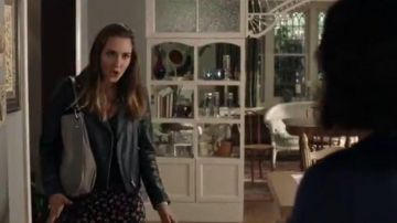 Chaqueta motera de cuero negro usada por Joy Harper en Good Witch Temporada 6 Episodio 3