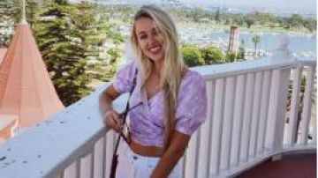 Astr l'Étiquette Violette Wrap Top porté par Heather Martin dans Le Bachelor Saison de 24